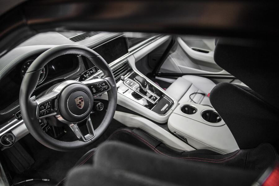 Интерьер Porsche Panamera Turbo 2016 года  (фото 19 из 53)